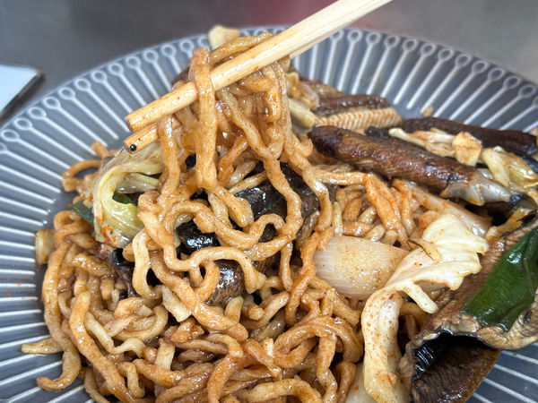▲▼福昇小食鱔魚意麵|老闆娘跳舞炒鱔魚~乾鱔魚意麵必吃！現炒現吃的市場五十年老味道。（圖／部落客viviyu授權提供）