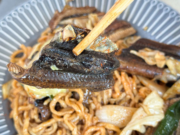 ▲▼福昇小食鱔魚意麵|老闆娘跳舞炒鱔魚~乾鱔魚意麵必吃！現炒現吃的市場五十年老味道。（圖／部落客viviyu授權提供）