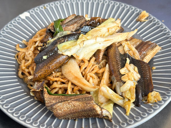 ▲▼福昇小食鱔魚意麵|老闆娘跳舞炒鱔魚~乾鱔魚意麵必吃！現炒現吃的市場五十年老味道。（圖／部落客viviyu授權提供）