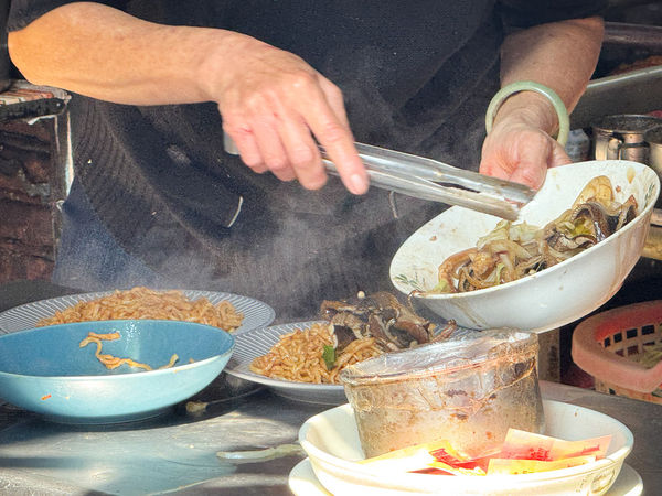 ▲▼福昇小食鱔魚意麵|老闆娘跳舞炒鱔魚~乾鱔魚意麵必吃！現炒現吃的市場五十年老味道。（圖／部落客viviyu授權提供）