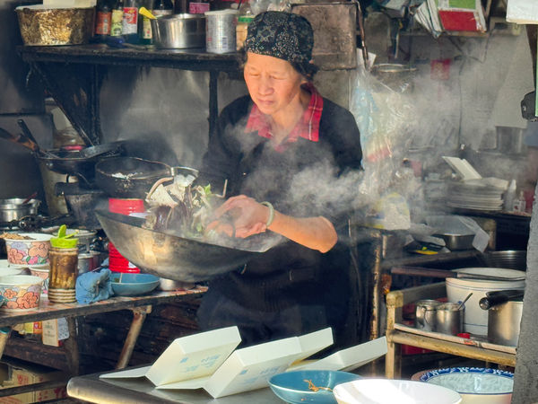 ▲▼福昇小食鱔魚意麵|老闆娘跳舞炒鱔魚~乾鱔魚意麵必吃！現炒現吃的市場五十年老味道。（圖／部落客viviyu授權提供）