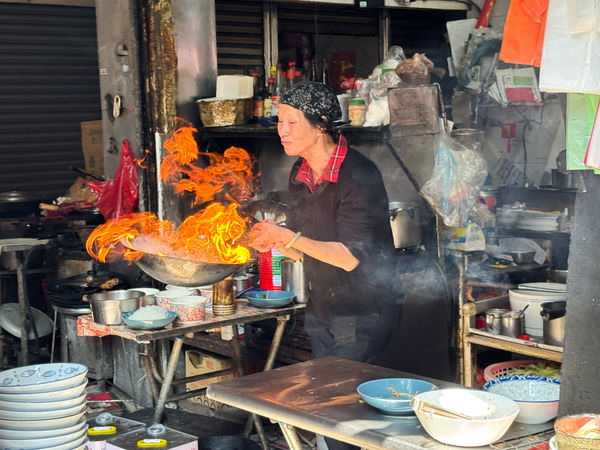 ▲▼福昇小食鱔魚意麵|老闆娘跳舞炒鱔魚~乾鱔魚意麵必吃！現炒現吃的市場五十年老味道。（圖／部落客viviyu授權提供）