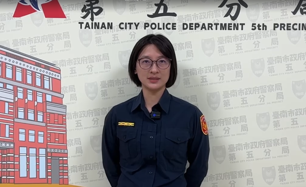 ▲1對男女於3月17日晚上9時27分許，步行通過台南市公園北路、公園路的行人穿越道時，竟有1部自小客車左轉時不禮讓行人外，還直接撞上2名行人的腿部，幸好車速不是很快，行人並未被撞倒。（圖／翻攝自翻轉台灣交通違規交流平台）