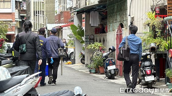 ▲▼      高雄碎屍魔被二度借提重返碎屍宅，警方手上還拎著冰桶       。（圖／記者賴文宣翻攝）