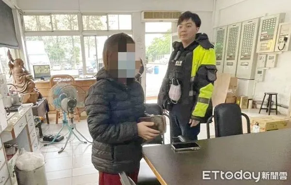 ▲員警將皮夾送至失主工作地點。（圖／大園警分局提供）