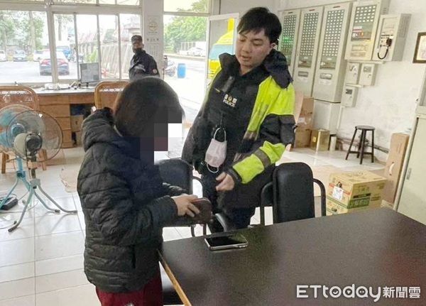 ▲失主連忙檢查皮夾，並感謝警方熱心和效率。（圖／大園警分局提供）
