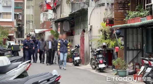 ▲碎屍魔重回凶宅，被害人家屬到場，氣憤追打張嫌車窗。（圖／記者賴文萱攝，下同）