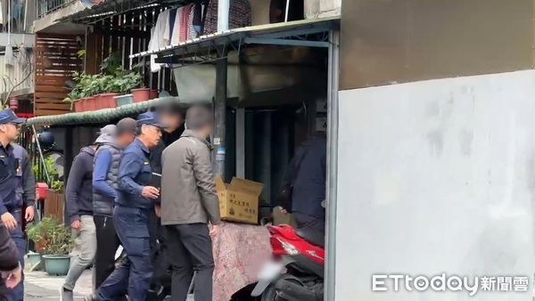 ▲碎屍魔重回凶宅，被害人家屬到場，氣憤追打張嫌車窗。（圖／記者賴文萱攝，下同）