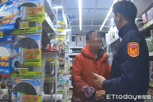 ▲警方在五金賣場找到走失的郭太太。（圖／桃園警分局提供）