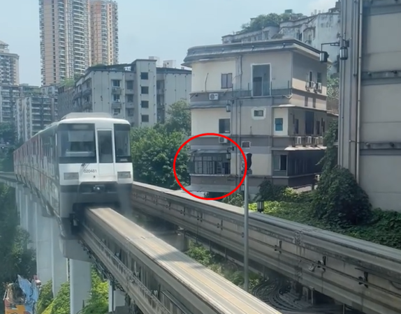 ▲不少遊客到李子壩站搭乘輕軌，為的就是經過劇中場景。（圖／翻攝自微博）
