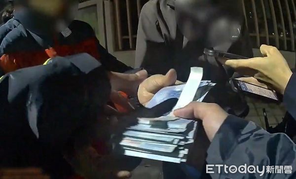 ▲高雄街頭有大量現金漫天飛。（圖／記者許宥孺翻攝）