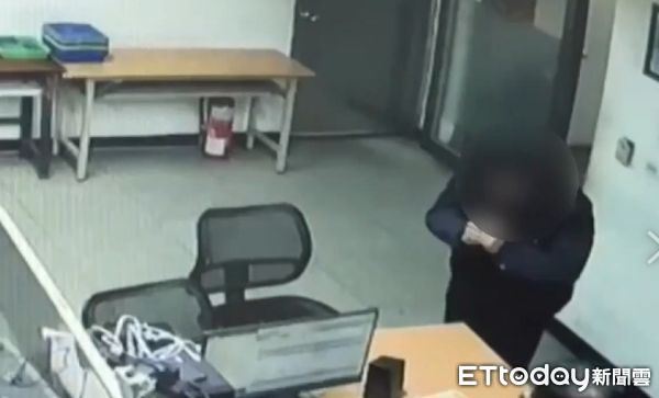 ▲高雄街頭有大量現金漫天飛。（圖／記者許宥孺翻攝）