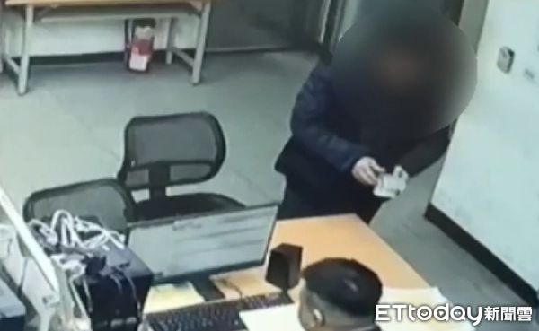 ▲高雄街頭有大量現金漫天飛。（圖／記者許宥孺翻攝）