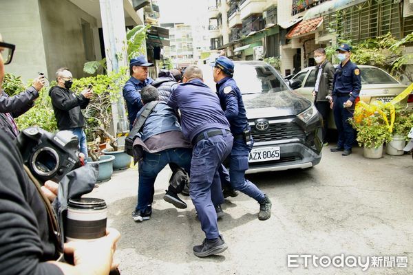 ▲▼碎屍魔張介宗2度重回凶宅！死者家屬堵巷口「怒拍車窗」。（圖／記者賴文萱翻攝）