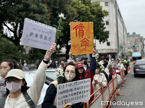 ▲▼      剴剴案開庭，法院外聚集聲援民眾       。（圖／記者黃宥寧、黃資真攝）