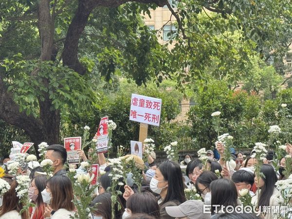 ▲▼      剴剴案開庭，法院外聚集聲援民眾       。（圖／記者黃宥寧、黃資真攝）