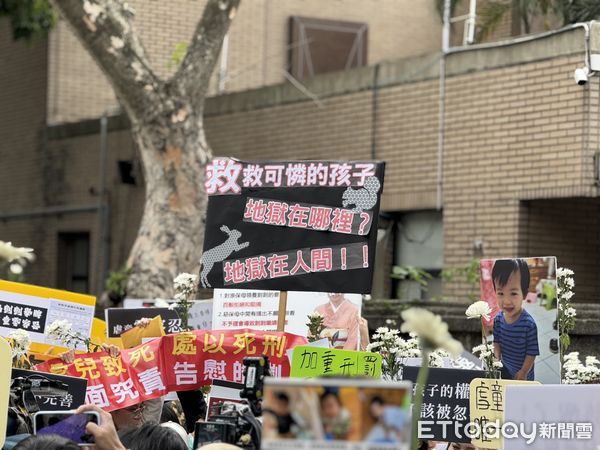 ▲▼      剴剴案開庭，法院外聚集聲援民眾       。（圖／記者黃宥寧、黃資真攝）