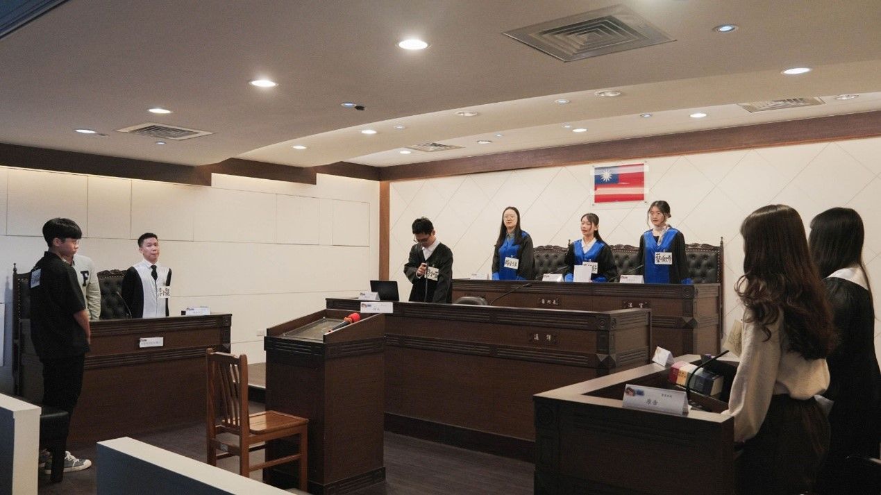 圖三：世新大學實習法庭展演融合情境劇與案件還原影音，以創新表現形式深化觀眾對法律的理解。（圖／世新大學提供）