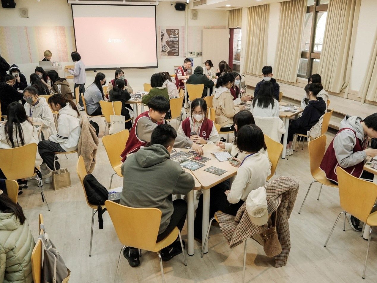 圖四：世新法律系攜手司法院舉辦「法律探索營」，透過遊戲引領學員掌握法律邏輯與實務應用。（圖／世新大學提供）