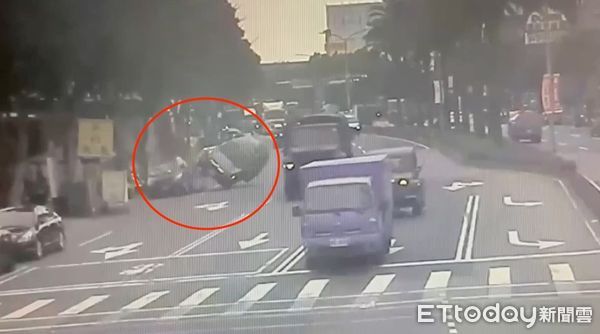 ▲▼監視器拍下撞擊翻車瞬間，員警到場進行事故處理             。（圖／記者陳以昇翻攝）