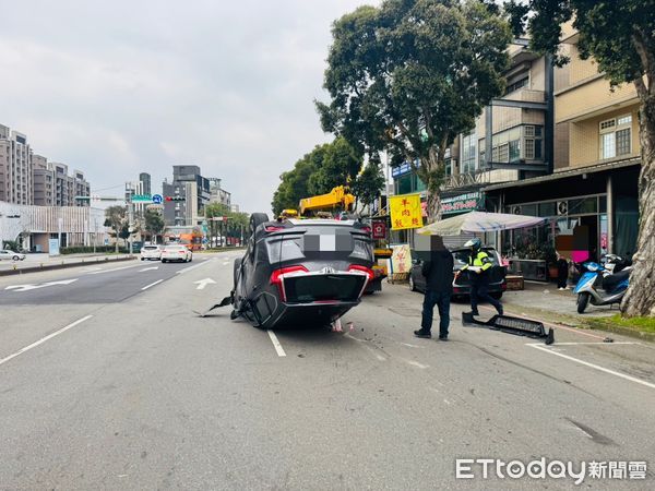 ▲▼監視器拍下撞擊翻車瞬間，員警到場進行事故處理             。（圖／記者陳以昇翻攝）