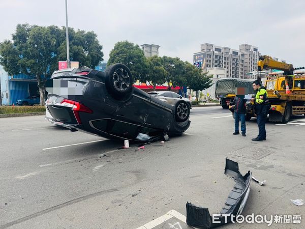 ▲▼監視器拍下撞擊翻車瞬間，員警到場進行事故處理             。（圖／記者陳以昇翻攝）