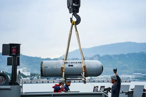 ▲▼3月18日海軍快速布雷艇水雷吊放。（圖／國防部提供）