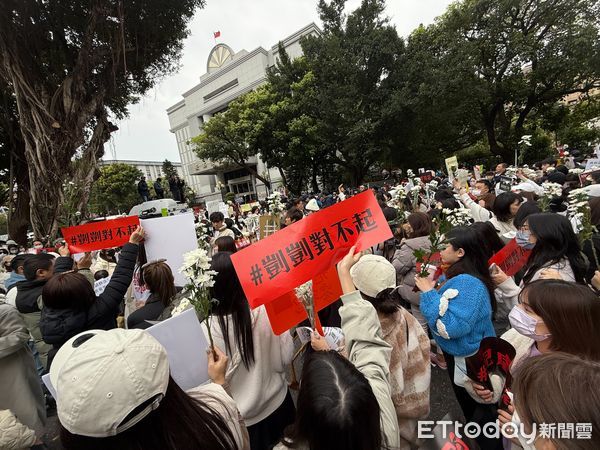 ▲▼             剴剴案開庭，藝人樂天女孩琳妲到場聲援。（圖／記者黃資真攝）