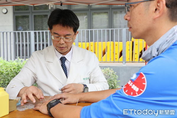 ▲▼花蓮慈院中醫部副院長何宗融（右四）以中醫學術研究與中西醫整合醫療的貢獻，榮獲第2屆「中醫華佗奉獻獎-華佗學術研究奉獻獎」的肯定。（圖／慈濟醫學中心提供，下同）