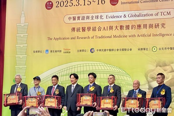 ▲▼花蓮慈院中醫部副院長何宗融（右四）以中醫學術研究與中西醫整合醫療的貢獻，榮獲第2屆「中醫華佗奉獻獎-華佗學術研究奉獻獎」的肯定。（圖／慈濟醫學中心提供，下同）