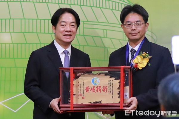▲▼花蓮慈院中醫部副院長何宗融（右四）以中醫學術研究與中西醫整合醫療的貢獻，榮獲第2屆「中醫華佗奉獻獎-華佗學術研究奉獻獎」的肯定。（圖／慈濟醫學中心提供，下同）