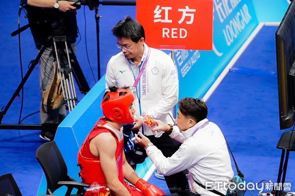 ▲▼花蓮慈院中醫部副院長何宗融（右四）以中醫學術研究與中西醫整合醫療的貢獻，榮獲第2屆「中醫華佗奉獻獎-華佗學術研究奉獻獎」的肯定。（圖／慈濟醫學中心提供，下同）