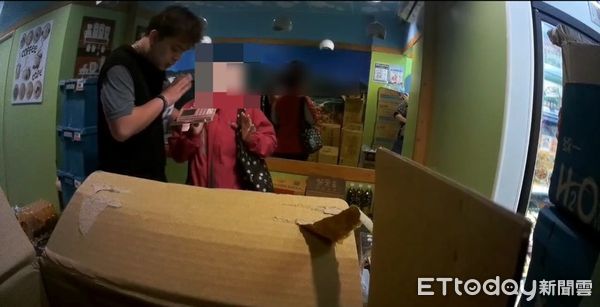 ▲超商詭異面交露餡 花蓮警逮2名60歲車手。（圖／記者王兆麟翻攝）