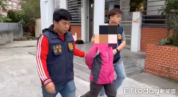 ▲超商詭異面交露餡 花蓮警逮2名60歲車手。（圖／記者王兆麟翻攝）