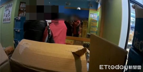 ▲超商詭異面交露餡 花蓮警逮2名60歲車手。（圖／記者王兆麟翻攝）