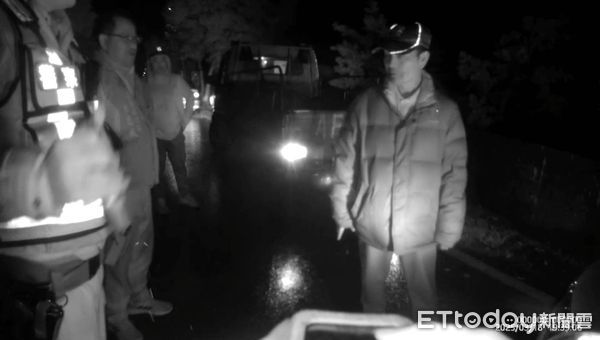 ▲台東縣議員古志成深夜熱心協助「推」爆胎車。（圖／記者楊漢聲翻攝）