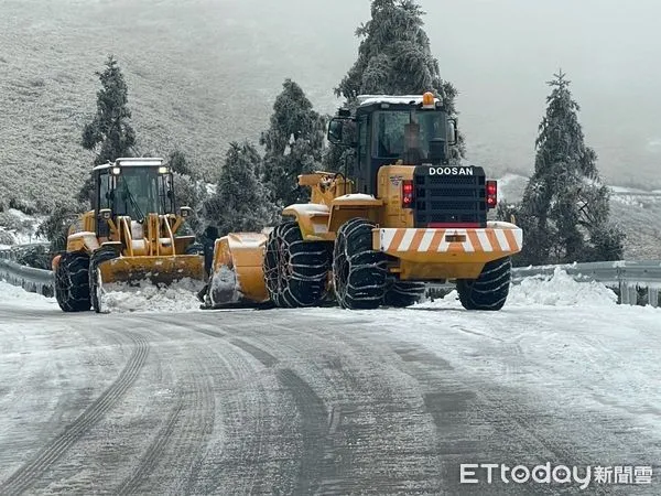 ▲▼受強烈大陸冷氣團持續影響，合歡山區局部路面仍有結冰不易消融。（圖／公路局提供，下同）