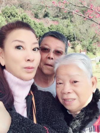▲楊繡惠寵媽送愛馬仕絲巾。（圖／翻攝自楊繡惠臉書）