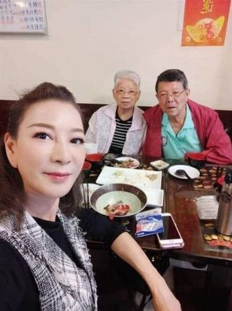 ▲楊繡惠寵媽送愛馬仕絲巾。（圖／翻攝自楊繡惠臉書）