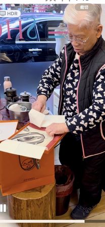▲楊繡惠寵媽送愛馬仕絲巾。（圖／翻攝自楊繡惠臉書）