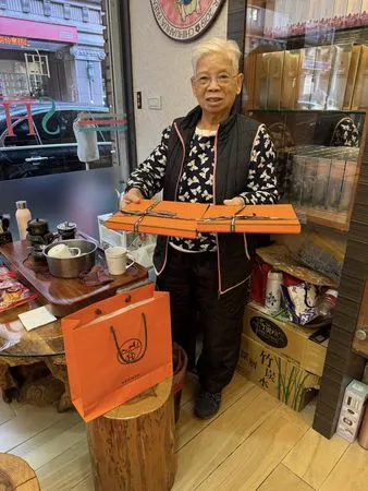 ▲楊繡惠寵媽送愛馬仕絲巾。（圖／翻攝自楊繡惠臉書）