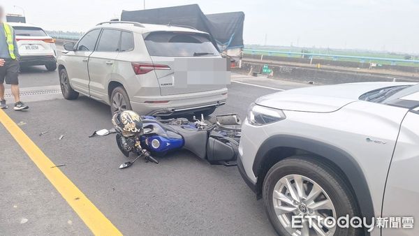 ▲台88線萬丹大橋車禍，釀1人受傷。（圖／民眾提供，下同）