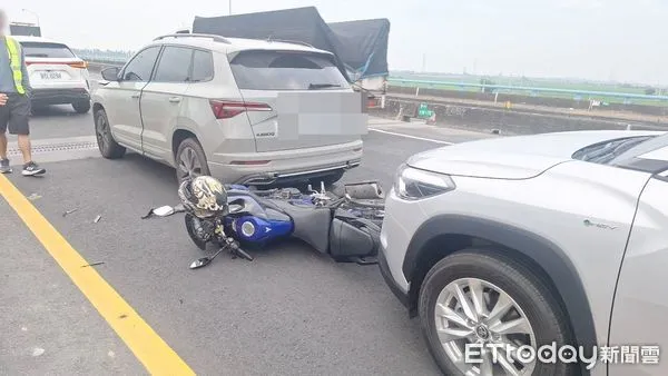 ▲台88線萬丹大橋車禍，釀1人受傷。（圖／民眾提供，下同）