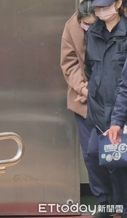 ▲▼台北地院19日審理「剴剴案」，涉聯手施虐的保母姊妹劉彩萱（白色外套）、劉若琳（咖啡色外套）開完庭低頭快步走上囚車。（圖／記者黃哲民攝）