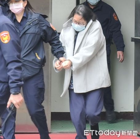 ▲▼台北地院19日審理「剴剴案」，涉聯手施虐的保母姊妹劉彩萱（白色外套）、劉若琳（咖啡色外套）開完庭低頭快步走上囚車。（圖／記者黃哲民攝）