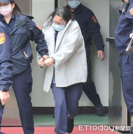 ▲▼台北地院19日審理「剴剴案」，涉聯手施虐的保母姊妹劉彩萱（白色外套）、劉若琳（咖啡色外套）開完庭低頭快步走上囚車。（圖／記者黃哲民攝）
