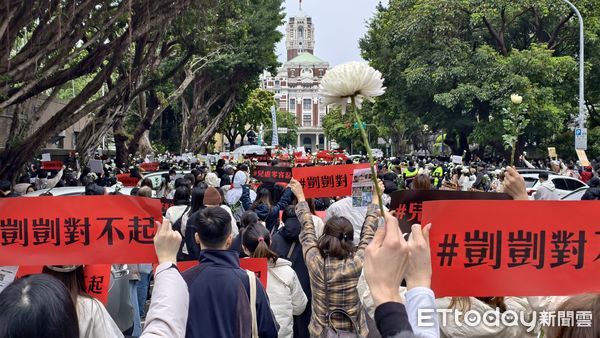 ▲▼台北地院19日提訊在押的保母姊妹劉彩萱、劉若琳，審理2人涉聯手虐死1歲男童「剴剴」的案情，場外聚集近千人抗議劉氏姊妹犯行。（圖／記者黃哲民攝）