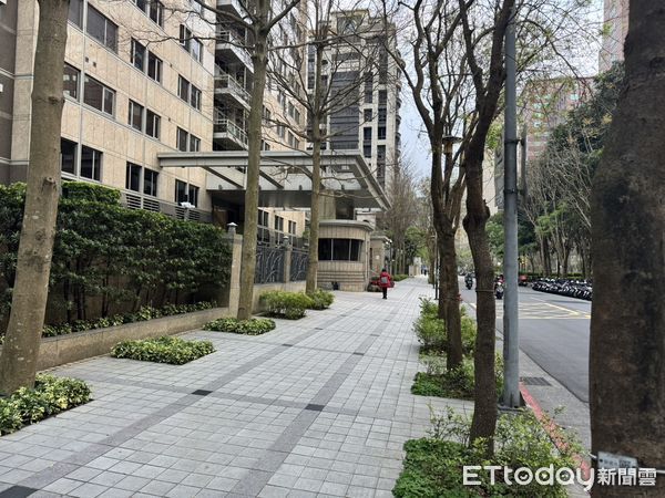 ▲信義區郭台銘居住的社區19日上午遭茶農丟雞蛋抗議。（圖／記者張君豪翻攝）