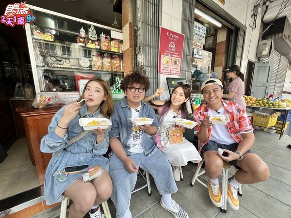 ▲曾子余（左起）、納豆、依依和梁舒涵入境隨俗換上當地傳統服裝。圖／TVBS。（圖／TVBS）