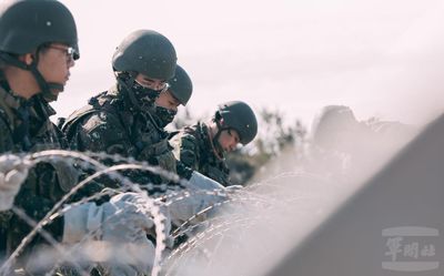 用鋼刺蝟+消波塊遲滯敵軍行動 工兵還演練詭雷進行阻絕